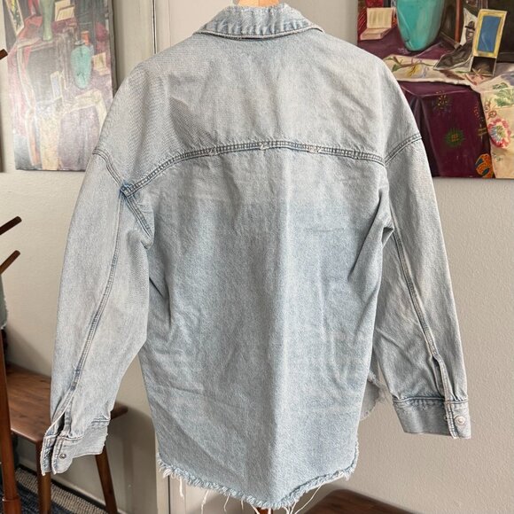 Zara - Oversized Distressed Rigid Denim Shirt Jacket in Light Wash - Picture 8 of 9